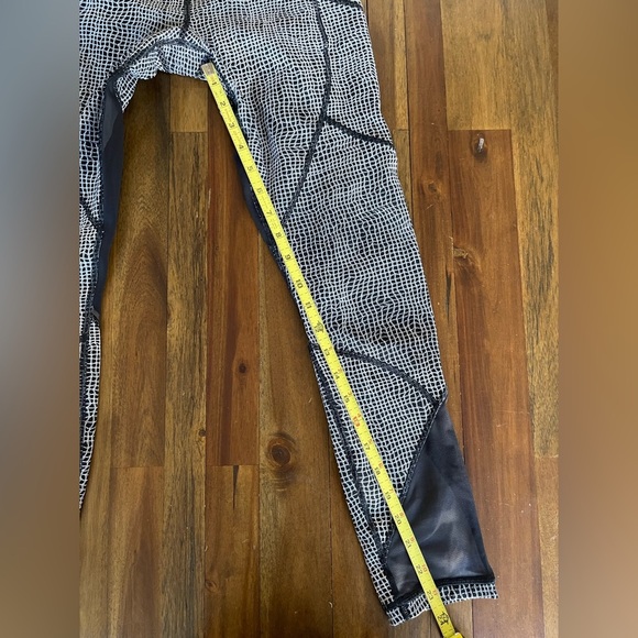 Lululemon black and white ruched back leggings size 6 - Picture 5 of 11
